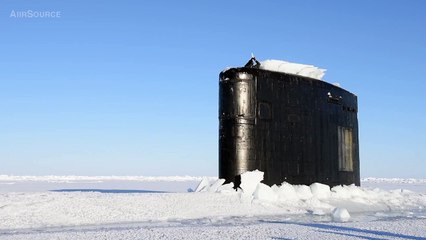 Quand un sous-marin émerge des glaces de l'Arctique