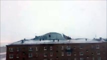 Une violente rafale de vent arrache le toit d'un immeuble