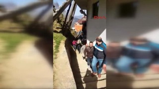 Rize Yolu Olmayan Mezarlığa Tabutu Halatla Bağladıkları Kalas Yardımıyla Taşıdılar