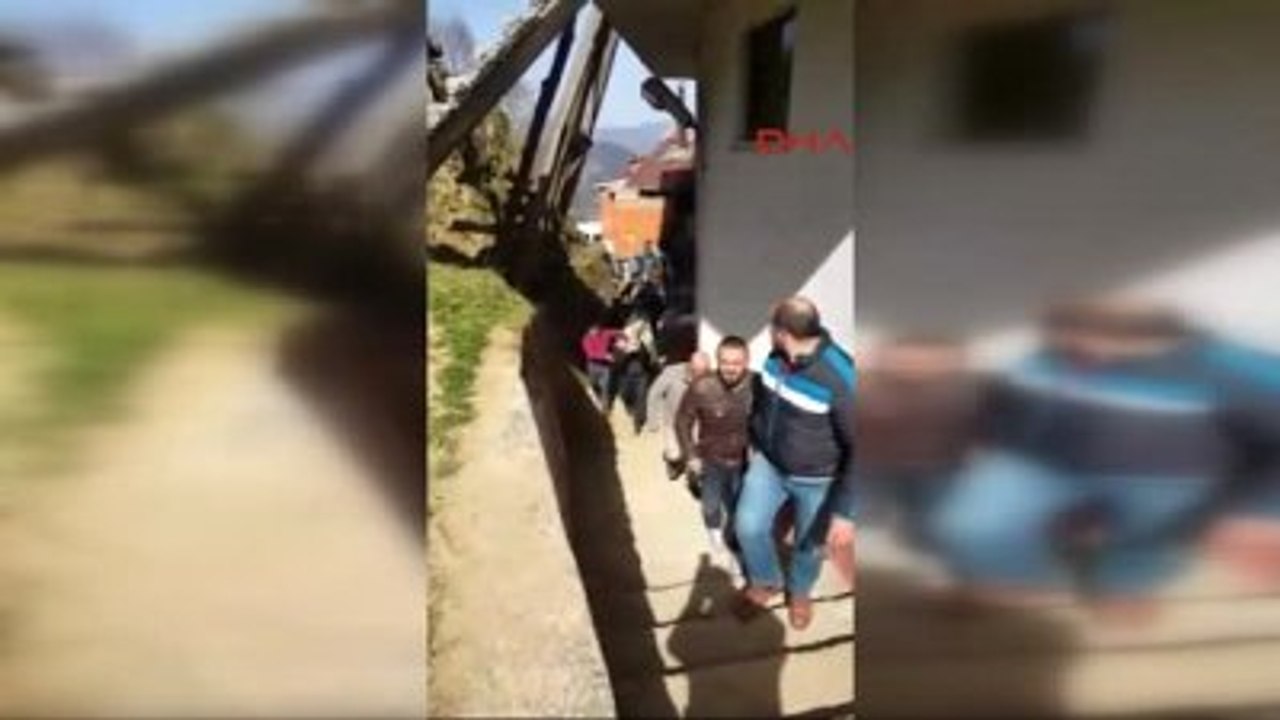 Rize Yolu Olmayan Mezarlığa Tabutu Halatla Bağladıkları Kalas Yardımıyla Taşıdılar