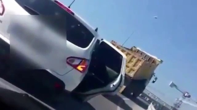 Il déverse des tonnes de terre sur un mauvais conducteur sur l'autoroute