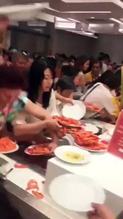 Ces touristes chinois défoncent un buffet en Th...