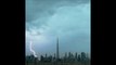 Images magnifiques de la foudre qui frappe Dubaï en plein orage