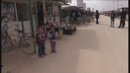 下载视频: Así se vive en Zaatari, uno de los mayores campos de refugiados sirios