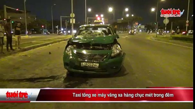 Taxi tông xe máy văng xa hàng chục mét trong đêm