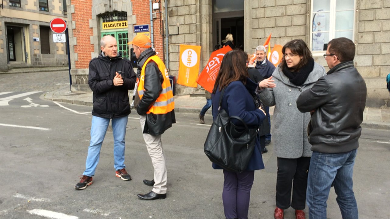 Manifestation de la CFDT et de FSU pour les salaires