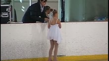 À 7 ans, elle se lance sur la glace et épate le public