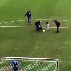 Craquant, le petit garçon qui imite Cristiano Ronaldo