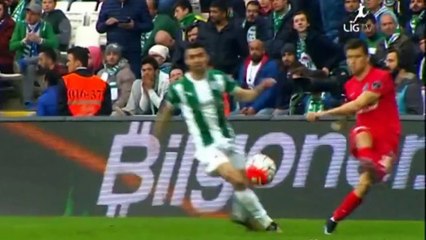 Zap Foot du 22 mars: la boulette d'Isaksson, le plus beau but de la Masia cette semaine etc.