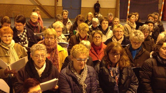 Répétition pour le final de Chœurs en folie