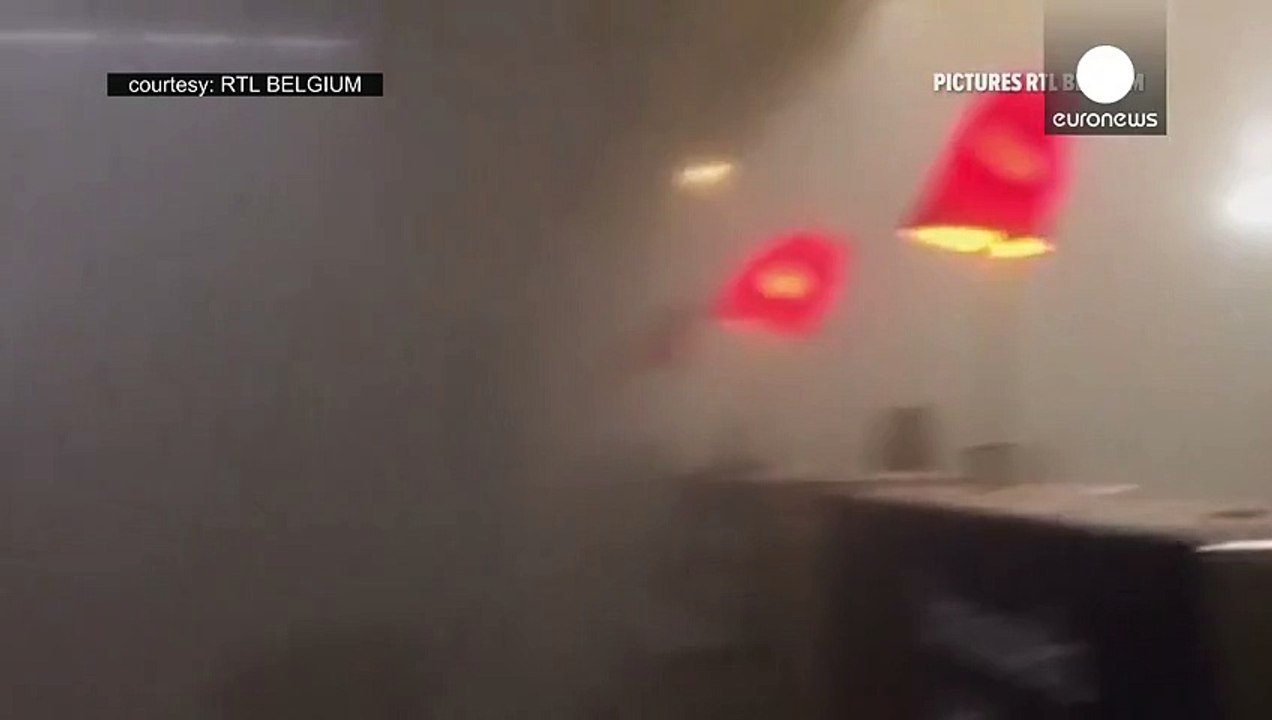 Un passager filme l’intérieur de l’aéroport de Bruxelles juste après l’explosion