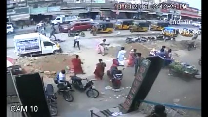 Live Man Murdered by Goons in Kerala on a Busy Road Recorded In CCTV