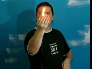 main en feu et apparition flash d'un foulard