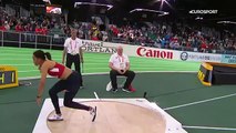 Momento en el que una atleta tumbó a fotógrafo con una bala durante competencia