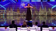 Sa voix est incroyable, mais quand elle enlève sa robe, la réaction des juges est stupéfiante!