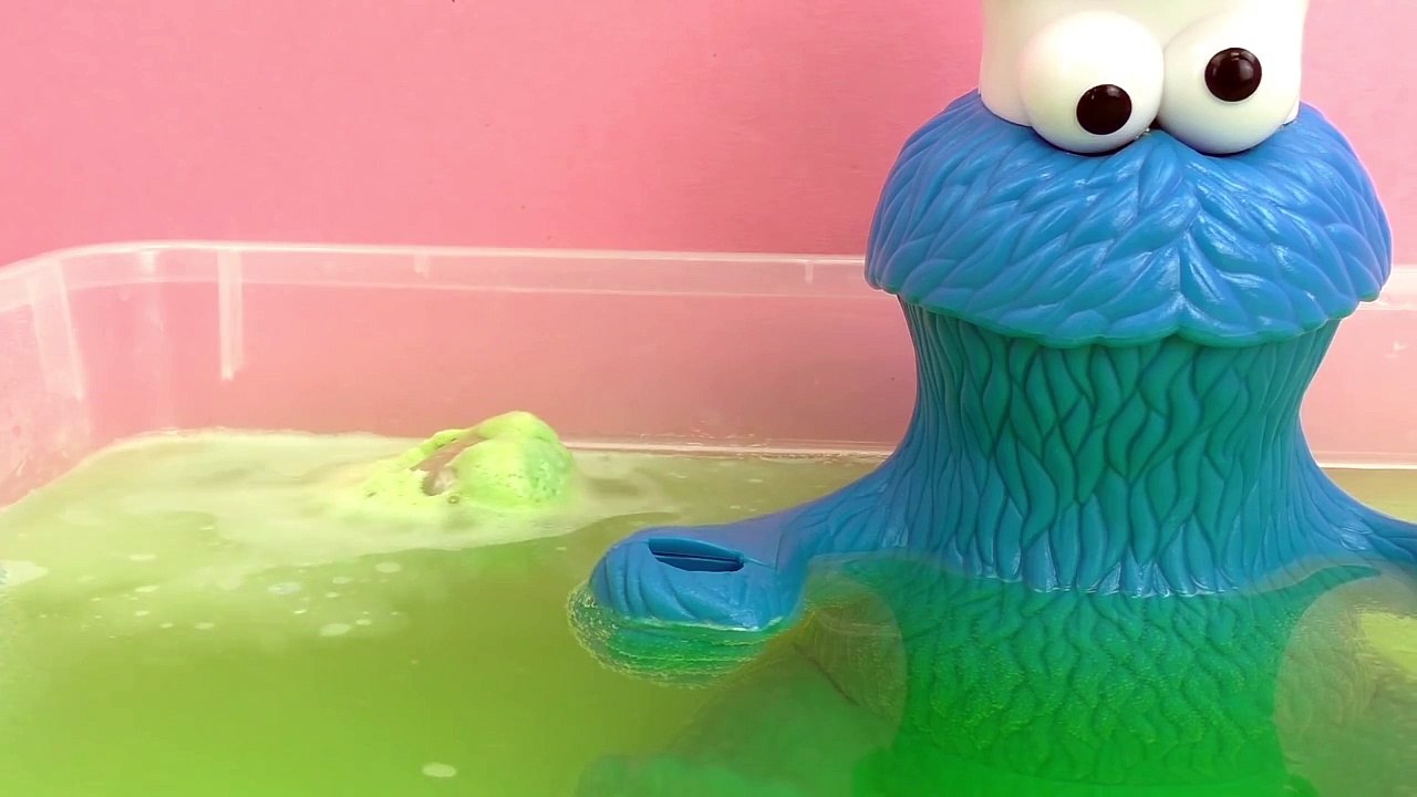 Le monstre qui dévore tout prend un bain avec une énorme boule à bain et avec une surprise