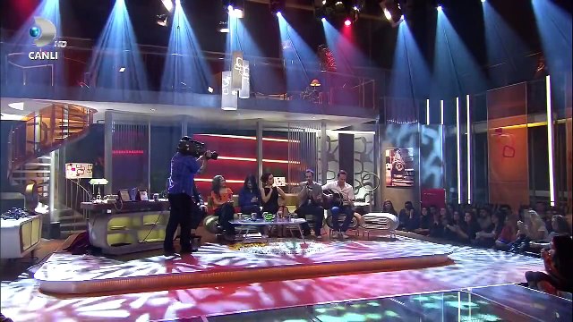 Sarp Apak, Beyaz Show Efulim Canlı Performansı