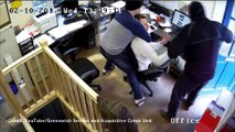 Due ladri aggrediscono un uomo per rubargli l'orologio