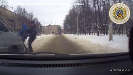 Un poliziotto Bielorusso salva un bambino dall'essere investito da un auto