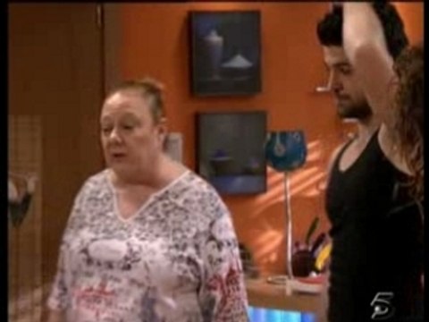 Melanie Olivares con una camiseta ajustada marcando