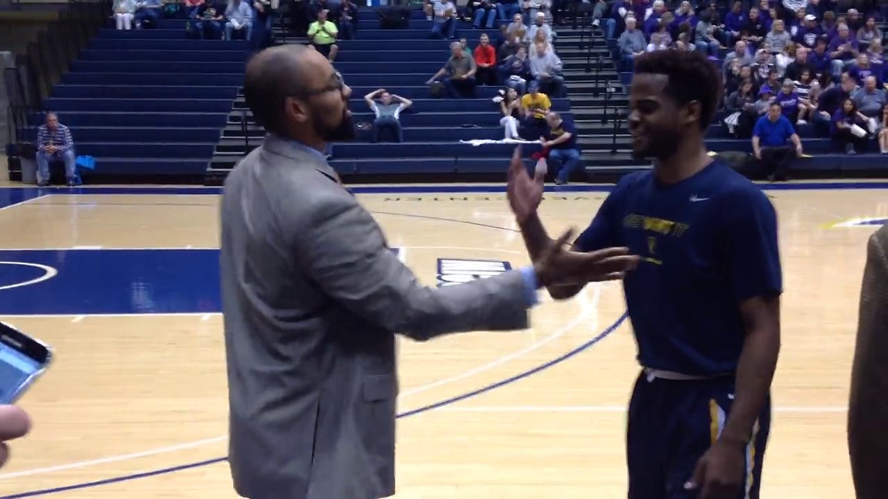 Un coach salue ses joueurs avec un handshake différent à chaque fois