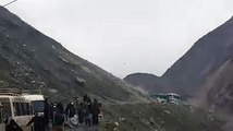 Pakistani - Passengers survive boulders raining down on KKH