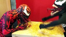 VENOM vs CATWOMAN vs SPIDERMAN Fruit Loops Breakfast Cereal Challenge Superhero Kids in Re