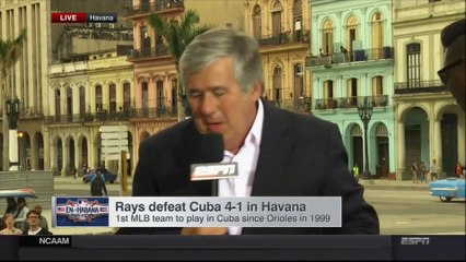 Un reporter d'ESPN se fait virer de la caméra par un militan à Cuba après le match de Baseball symbolique