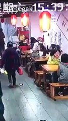 Une vielle dame vole un sac en chine comme personne... Une vraie pro