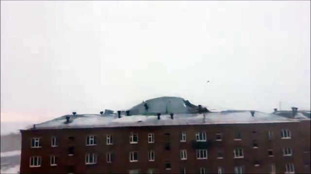 Un toît d'immeuble arraché par le vent en Russie !