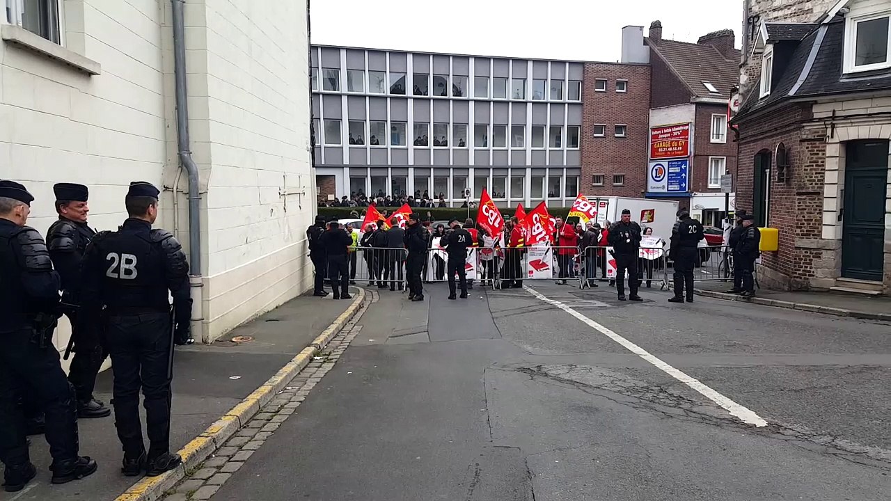 Arras : manifestation lors de la visite de la ministre du Travail Myriam El Khomri