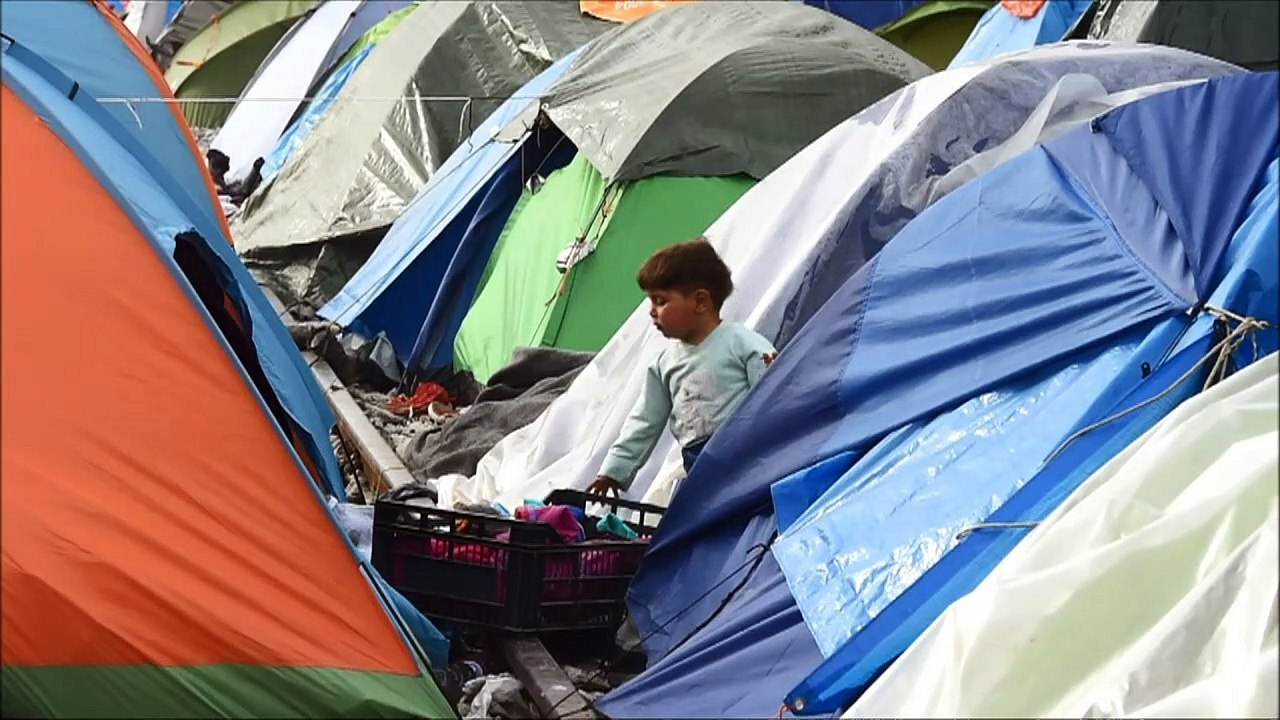 Greece delays sending refugees back to Turkey u...