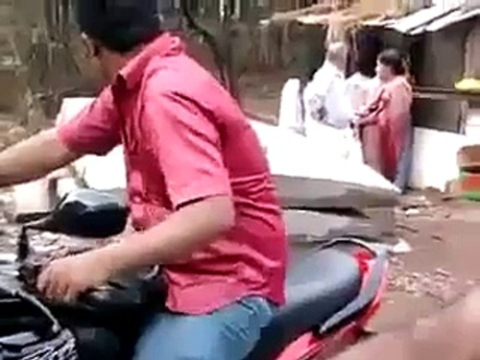 Train driver stops the train in the middle of the road to buy food !!!