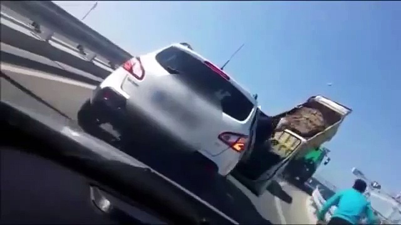 Un chauffeur de camion malin joue un vilain tour à des automobilistes