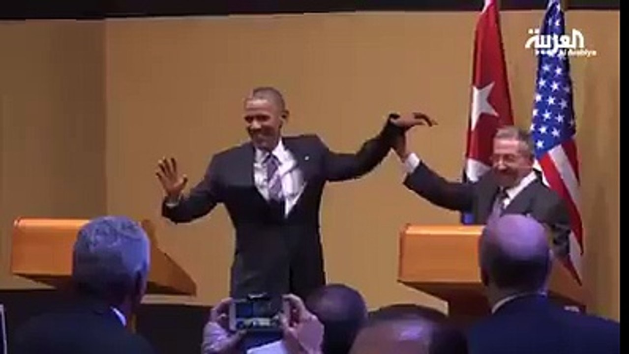 لحضة تاريخية... كاسترو رئيس كوبا يمنع أوباما من وضع يده على كتفه؟!