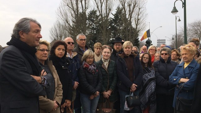 Hommage aux victimes des attentats de Bruxelles sur le pont des Belges