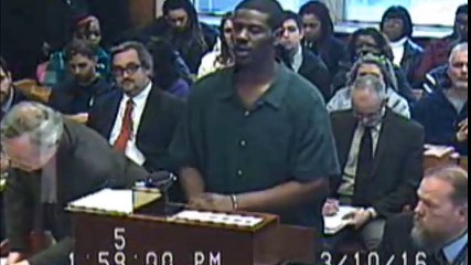 Un accusé chante "Hello" devant un tribunal américain