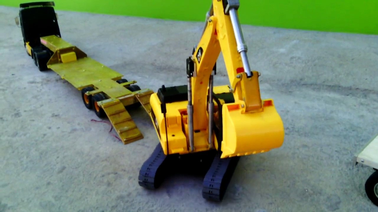 Bruder Cat excavator riding truck