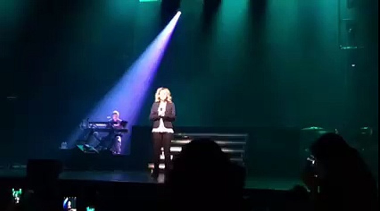 Emue aux larmes, Lara Fabian rend hommage aux victimes des attentats de Bruxelles