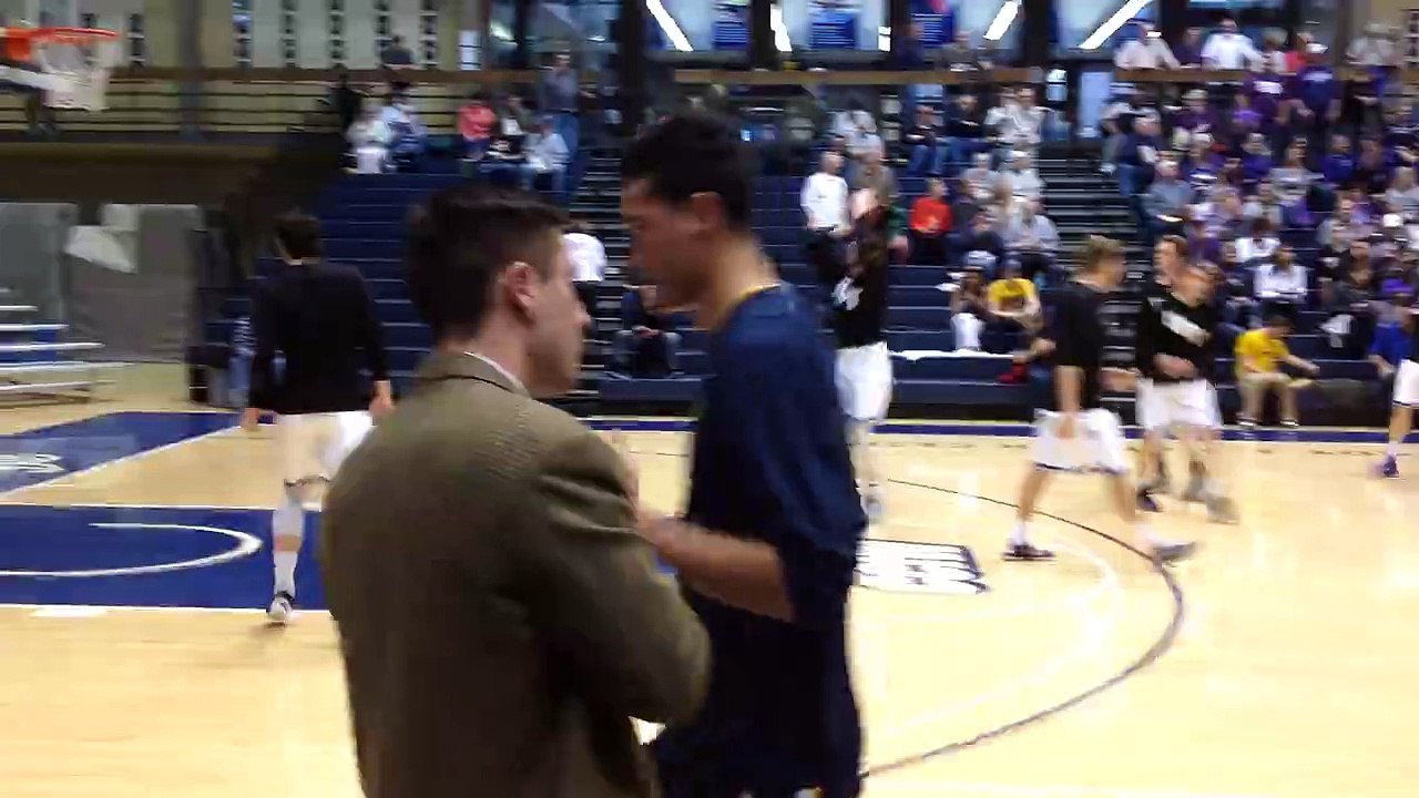 Un coach fait le show pour saluer ses joueurs !