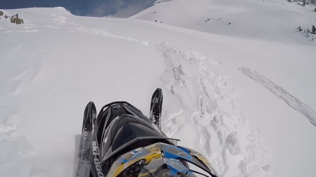 Un homme en motoneige surpris par une énorme avalanche !