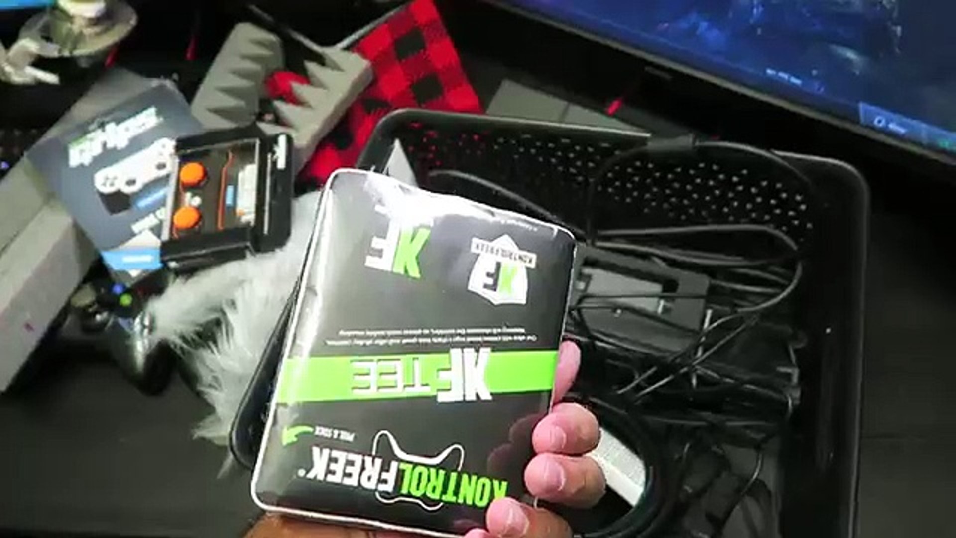 SMALLEST Gaming Room Setup In The WORLD - Gaming Setup Tour 2015 6