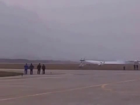 Су 30 проходит на высоте чуть более метра над землей. Пилот — Анатолий Квочур