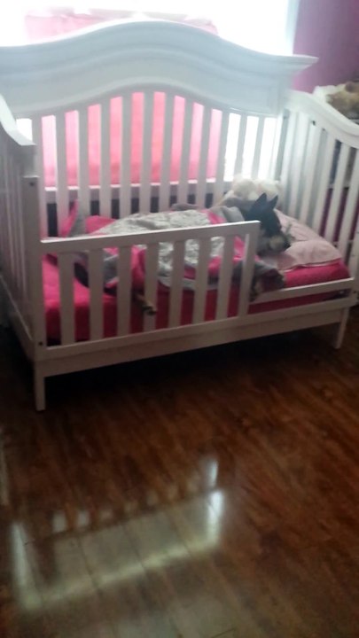 Cette maman était partie voir sa petite fille dans son lit.. Mais attendez de voir ce qu’elle a découvert!