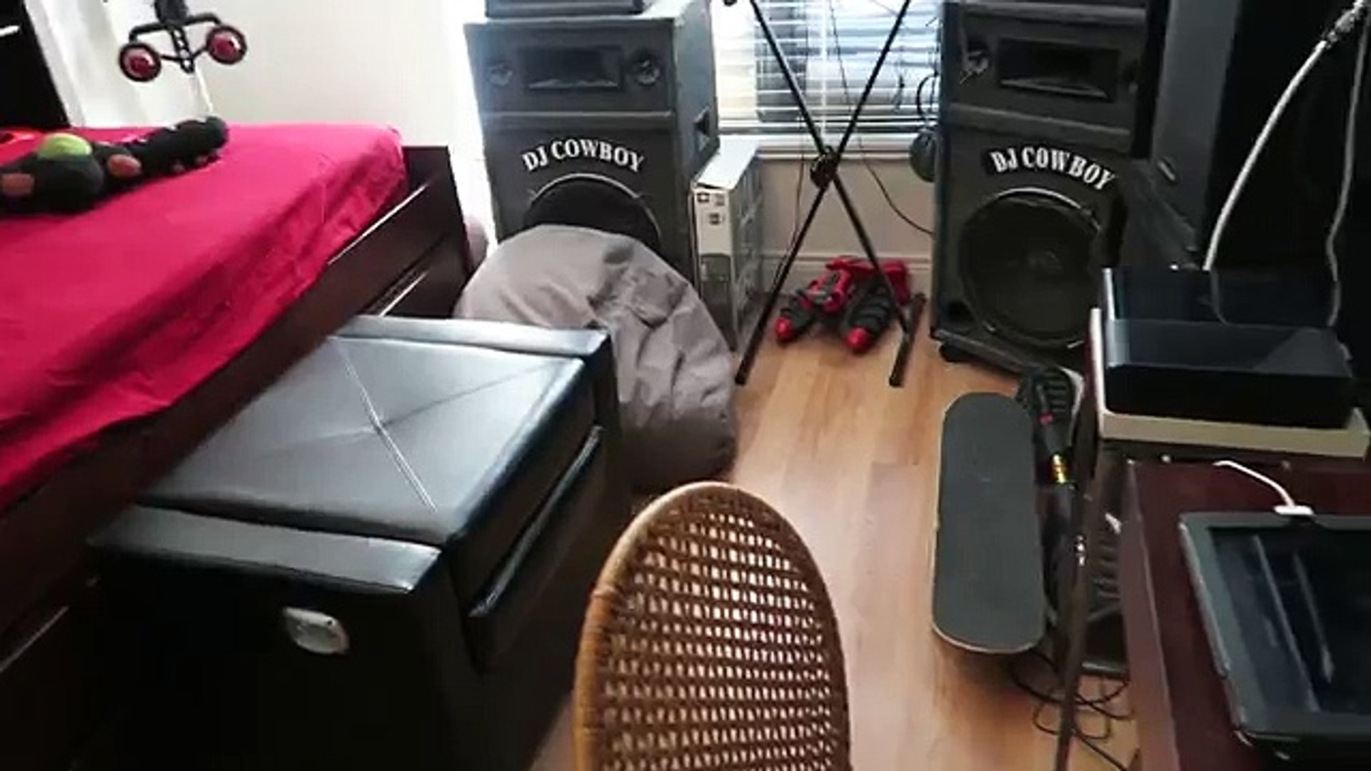 SMALLEST Gaming Room Setup In The WORLD - Gaming Setup Tour 2015 37
