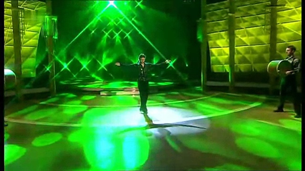 Elle tient sa main, mais regardez ses pieds lorsqu’il la lâche. Tout simplement magnifique!