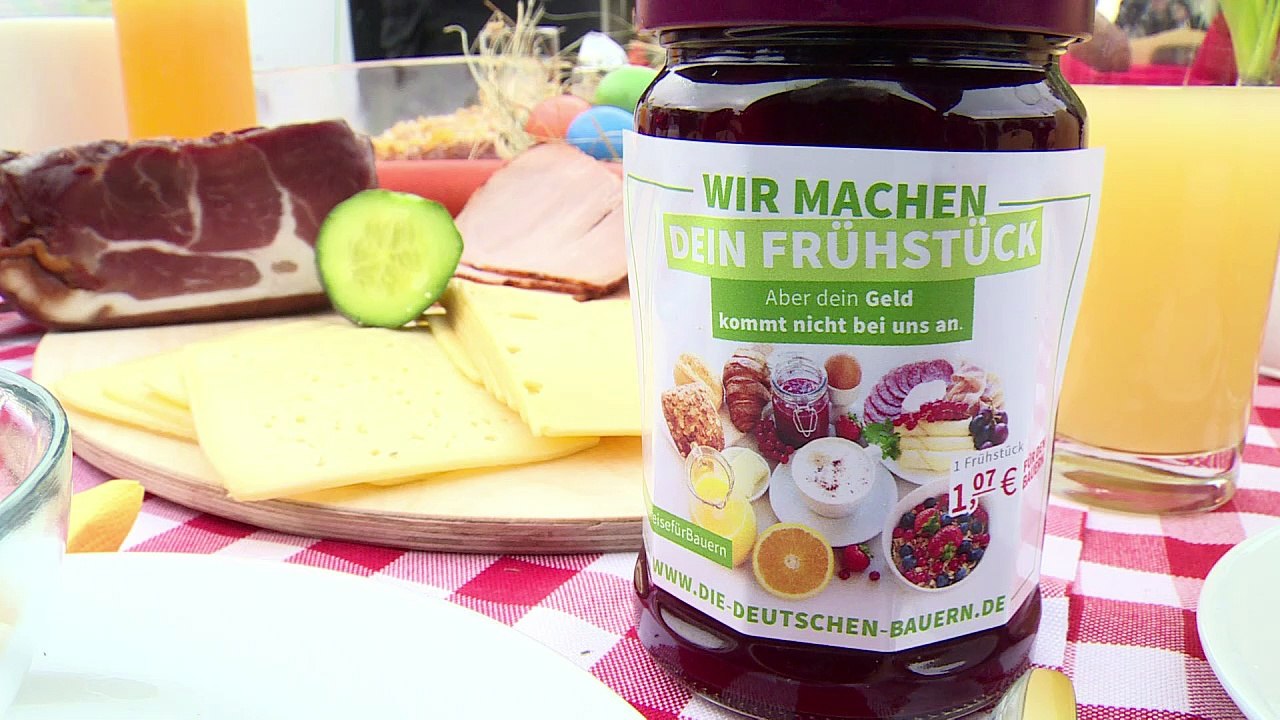 Bauern protestieren am lecker gedeckten Tisch