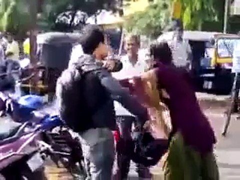 لڑکي نے لڑکے کي دھولائي کر دي ويڈيو ديکھيں