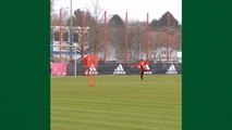 De primeira! Lahm mostra categoria e faz golaço em treino do Bayern