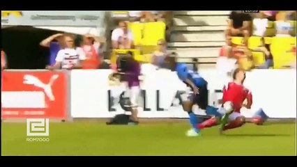 مشاهد لا تنسى من عنف الملاعب واعتداء اللاعبين على خصومهم